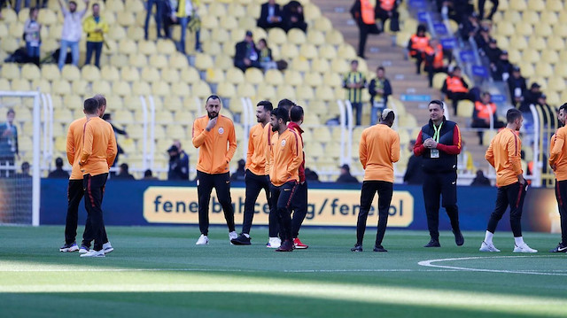 Galatasaraylı futbolcular Fenerbahçe derbisi öncesi zemini kontrol etti.