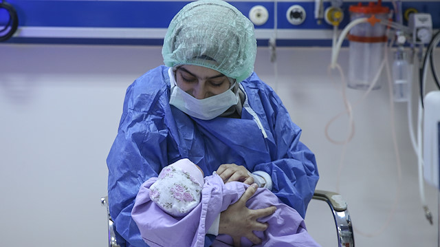 Doğuştan sağlık sorunları olan genç kadın, risklere rağmen anne olmayı başardı.