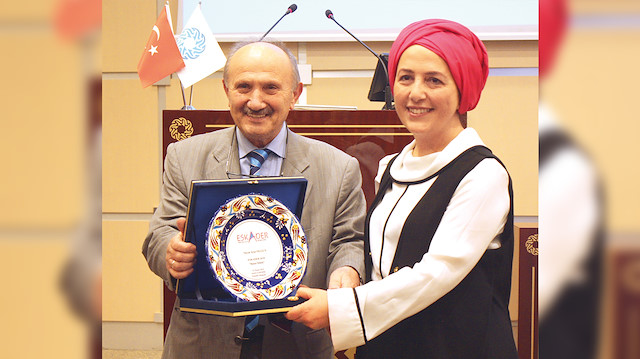 Ayşe Olgun, ödülünü Cezmi Bayram’dan aldı.