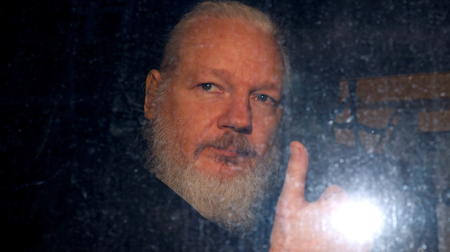 Assange'nin kurduğu Wikileaks, 2010 yılında, ABD'nin Irak ve Afganistan'da işlediği suçları da delillendiren çok sayıda gizli belgeyi yayımlamıştı.