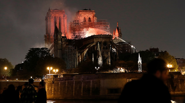 Sırp gazete katedraldeki yangının 'sırrını' buldu: Fransa'nın Kosova'yı tanıması