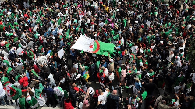Cezayir’de protestolar sürüyor

