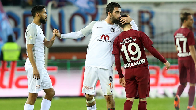 Arda Turan, geçen sezon oynanan maçta Abdülkadir Ömür'e yakın ilgi göstermişti.