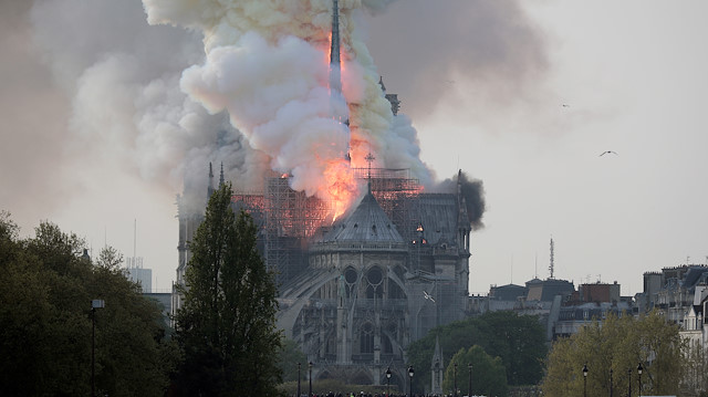Notre Dame Katedrali tüm dünyanın gözü önünde küle döndü