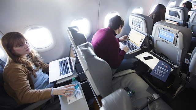 Uçaklardaki internet kullanımı uydudan gerçekleştiği için operatörler yüksek ücretler yansıtıyor. 