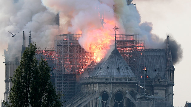 Dün çıkan yangında 850 yıllık katedral yanmıştı.