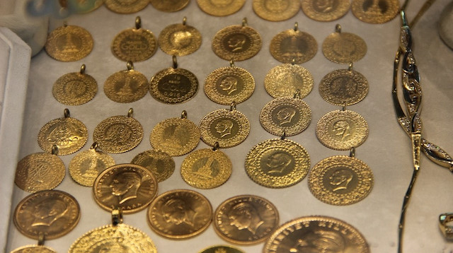 Gram altın 240 lira seviyelerinde seyrediyor.