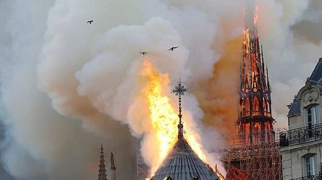حريق كبير يلتهم كاتدرائية نوتردام التاريخية في باريس ما القصة؟