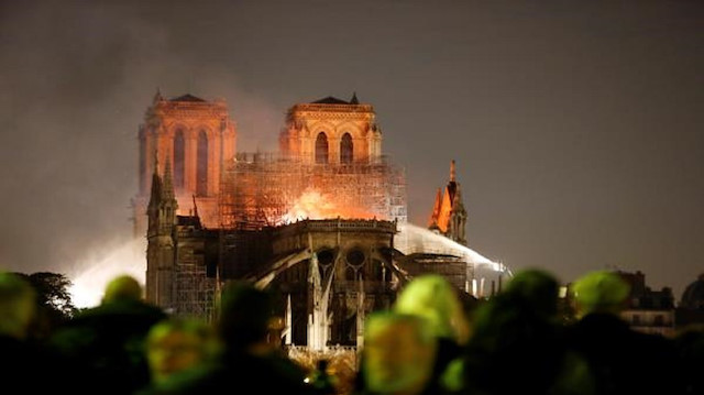 حريق كاتدرائية نوتردام..رسائل حزن وتضامن من زعماء العالم مع فرنسا