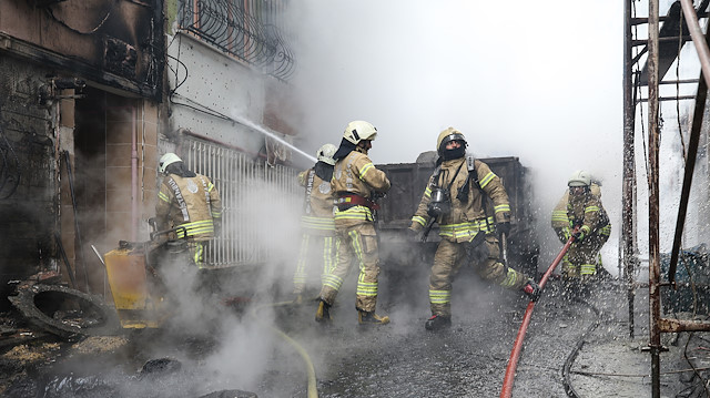 Yangına müdahale eden itfaiye ekipleri. Fotoğraf: Arşiv.