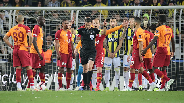 Galatasaray'da derbi sonrası iki oyuncu antrenmanda sakatlandı.