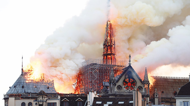 37 şapel, 75 dev sütundan oluşan 130 metre genişliğindeki Notre Dame Katedrali.