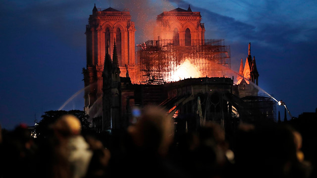 Notre-Dame'ın yangın anı kameralara böyle yansımıştı.