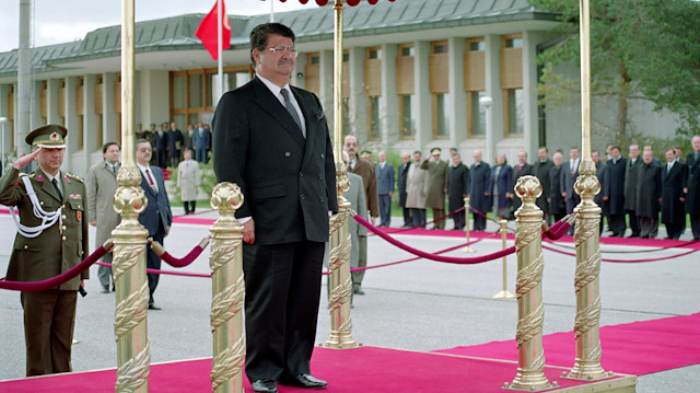Turgut Özal, Cumhurbaşkanı sıfatıyla resmi törende.
