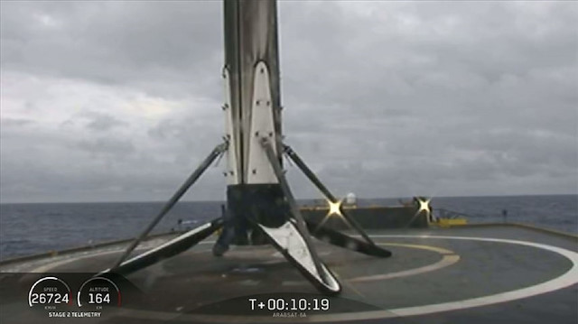  Falcon Heavy'nin ana ateşleyici roketinin, üstüne konduğu insansız okyanus platformuyla kıyıya taşınırken, dalgalı denizde kaybolduğunu açıkladı.
