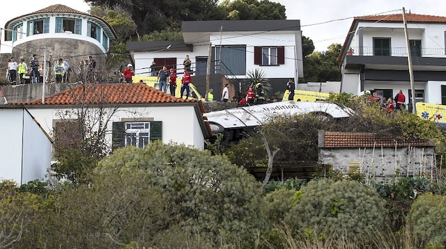 Portekiz'in Madeira Adası'nda turistleri taşıyan araç kaza yaptı.