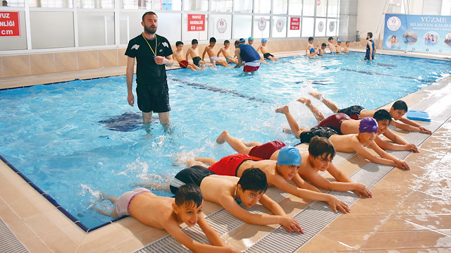 Öğrenciler, havuzda hem yüzme öğreniyor hem de keyifli zaman geçiriyor.
