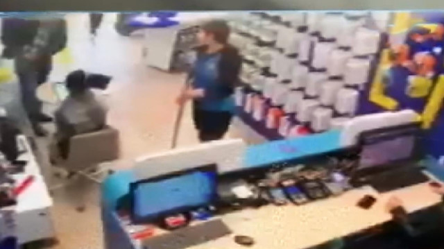 Telefon tarifesi tartışmasında iki kadın çalışanı vurdu