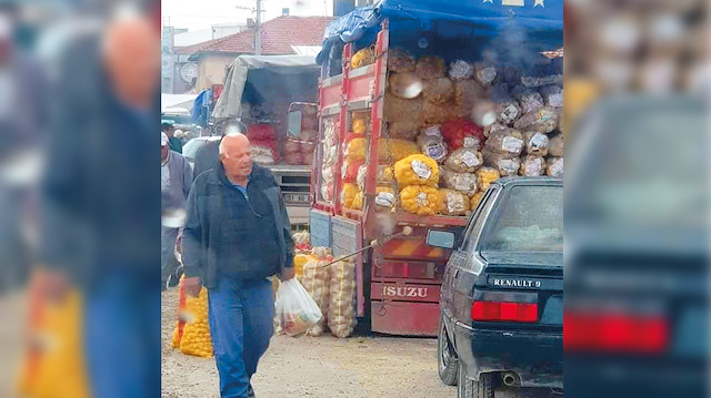 Konya’nın Ilgın ilçesinde müşteri bekleyen patates soğan dolusu kamyonların görüntüsü.