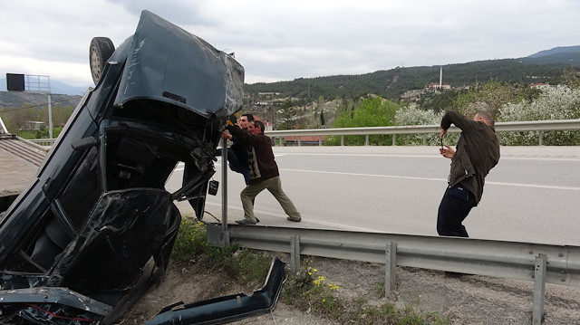 Kazadan kurtuldu, hurdaya dönene aracının fotoğrafını çekti.