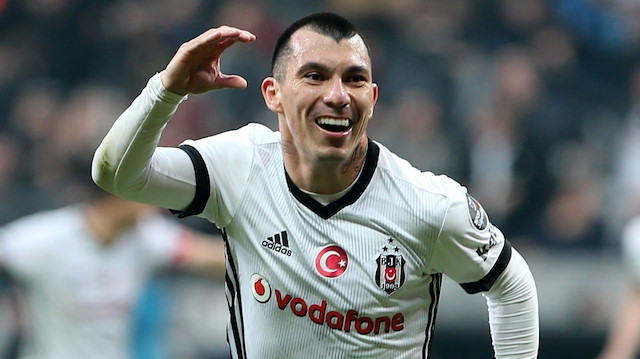 31 yaşındaki Medel bu sezon Beşiktaş formasıyla 33 resmi maça çıktı.