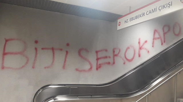 PKK yandaşlarının, İstanbul'daki bazı metro istasyonlarına yazdığı yazı.