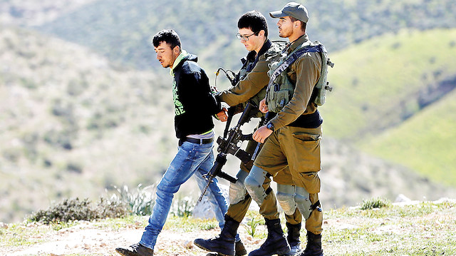 İsrail işgal güçleri, barışçıl gösteriler düzenleyen Filistinlilere orantısız güç uyguluyor.