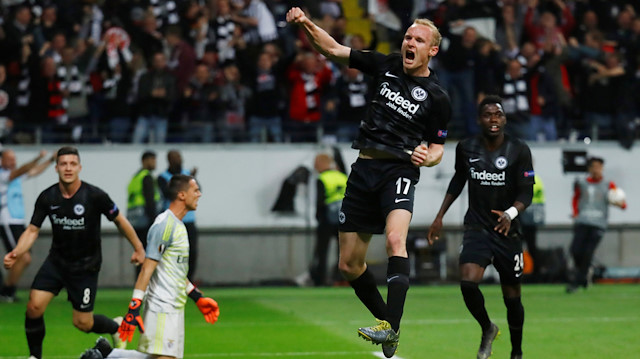 Frankfurt, deplasmanda 4-2 yenildiği ilk maçın rövanşında Benfica'yı 2-0 yenerek UEFA Avrupa Ligi’nde yarı finale yükseldi.