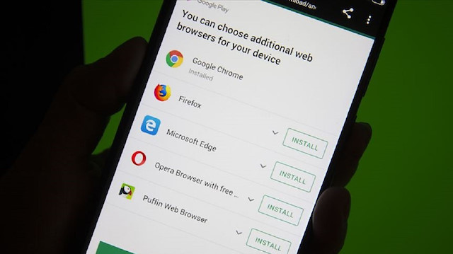 Google Ürün Yönetimi Direktörü Paul Gennai, Google Blog'da yaptığı açıklamada, Avrupalı kullanıcılara Chrome'den başka tarayıcı ve Google'den başka arama motoru sunmaya başladıklarını bildirdi.


