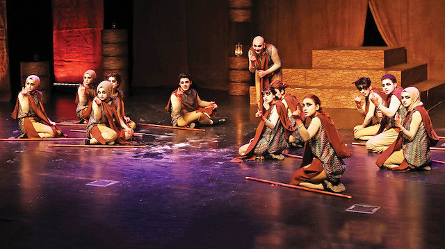 Tiyatro Festivali boyunca ilçe genelindeki 16 lisenin tiyatro grupları toplamda 18 oyunla jürinin karşısına çıktı.
