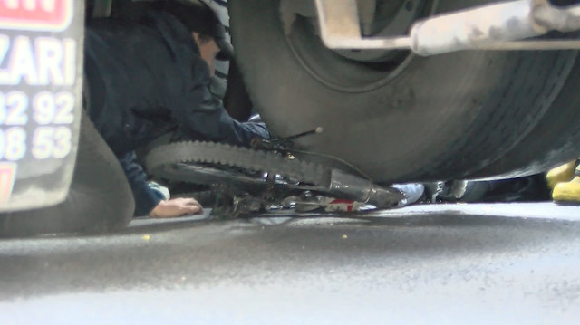 Zeytinburnu'nda kamyonun altında kalan bisikletli kurtarıldı.