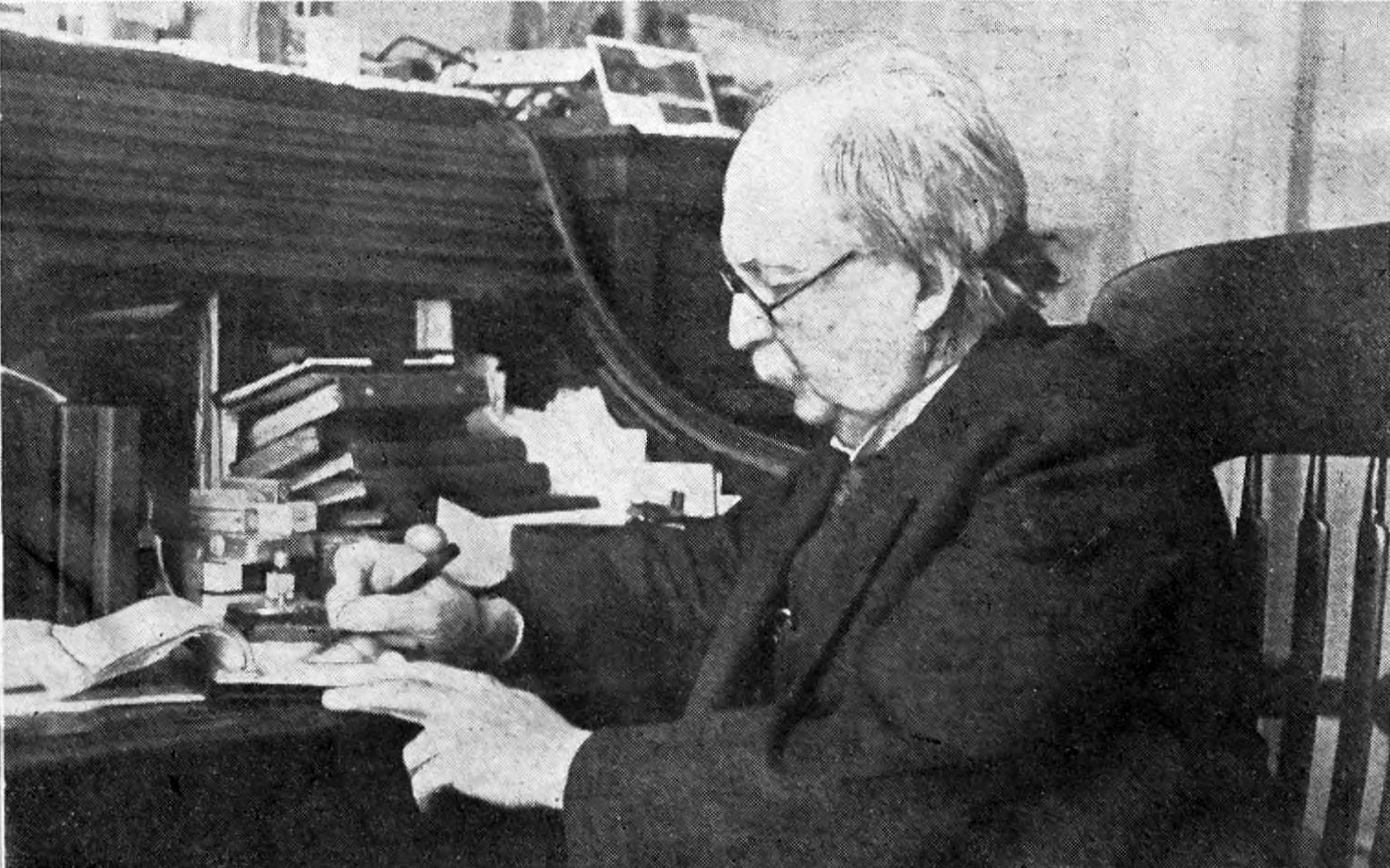 Besim Ömer, kağıt ve kitaplarla dolu yazı masası önünde. Yatak odası dahil konağının bütün odaları kitapla doluymuş.