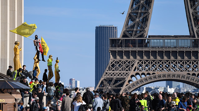 Sarı yeleklilerin 'Notre Dame' tepkisi: Ona para bulunuyor bize neden bulunmuyor