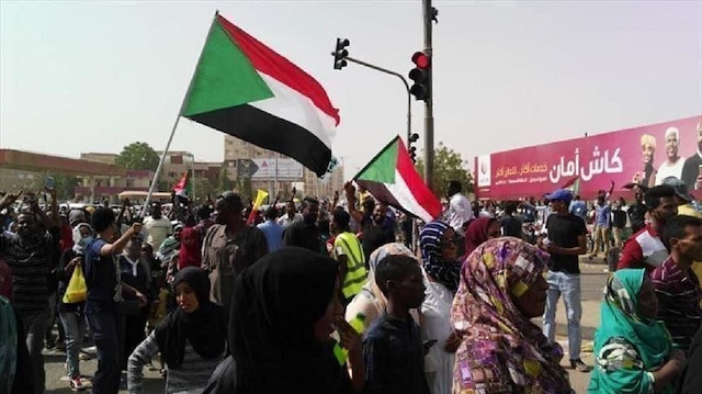 السودان..شارة ثورية "حمراء" بطريق السعودية والإمارات 