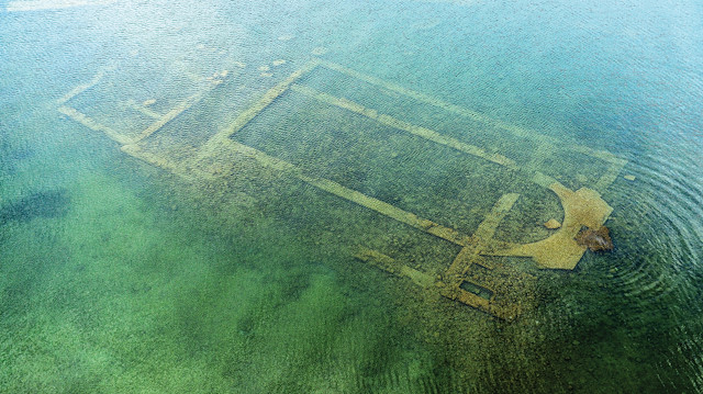 İznik Gölü'nün içinde bulunan bir kilisenin kalıntıları.