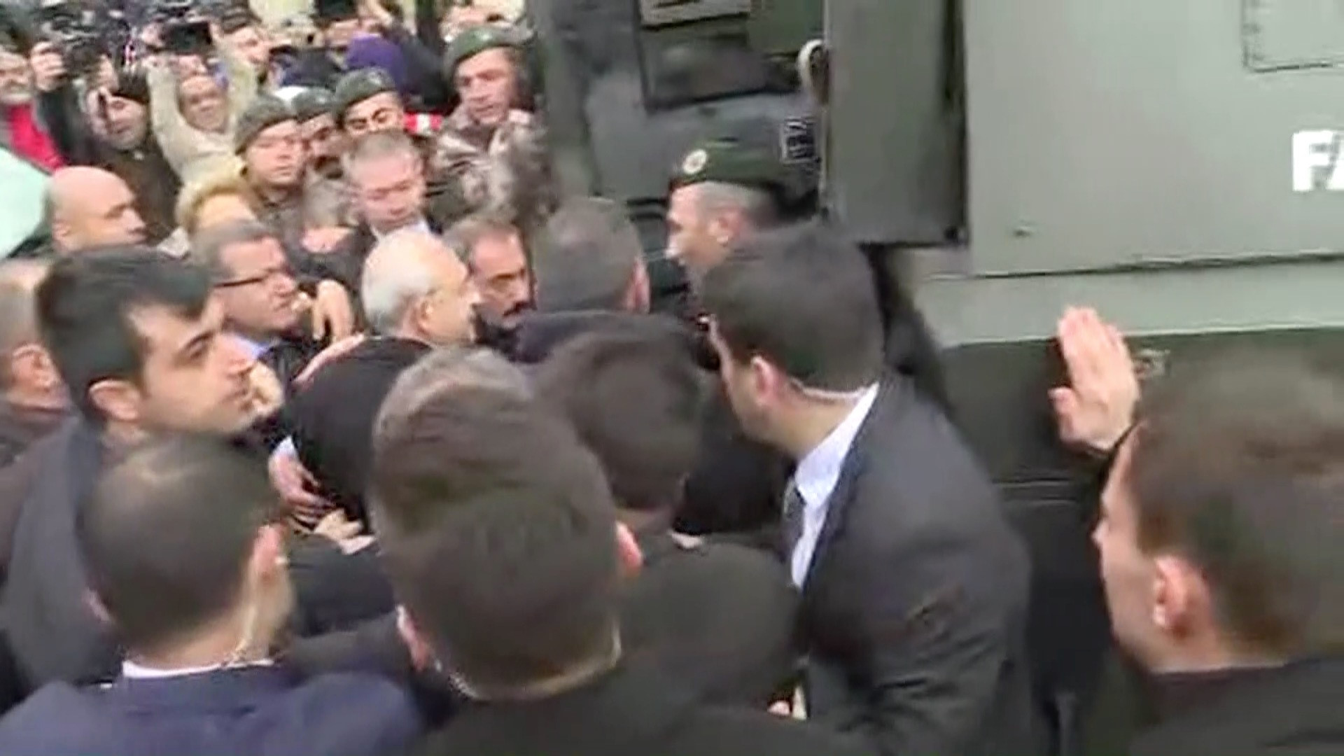 Kılıçdaroğlu zırhlı araçla evden ayrıldı.
