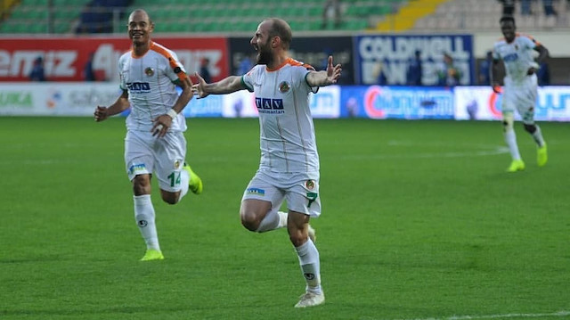 Efecan Karaca, Alanyaspor'u Fenerbahçe karşısında 1-0 öne geçiren golü attı.