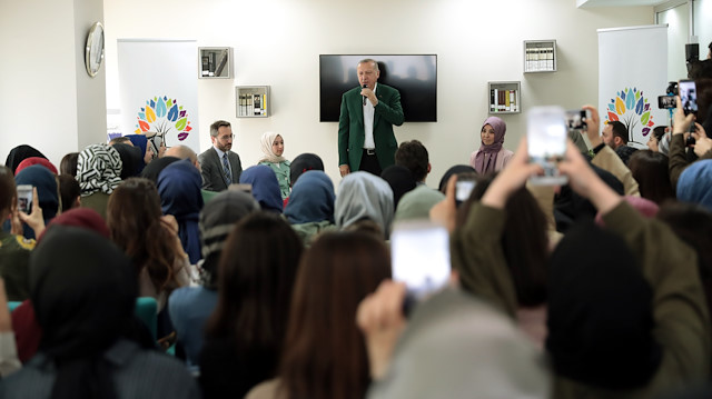 Cumhurbaşkanı Erdoğan, öğrencilerle sohbet etti.