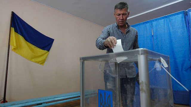 Ukrayna, devlet başkanını seçmek için sandık başında.