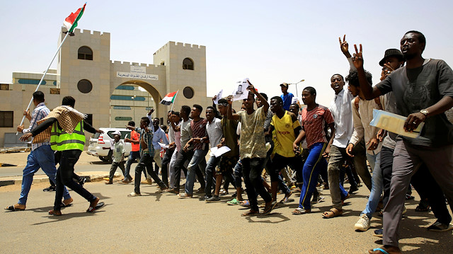 Sudanlı göstericiler, Hartum'daki Savunma Bakanlığı dışında düzenlenen protesto gösterileri sırasında slogan attılar.