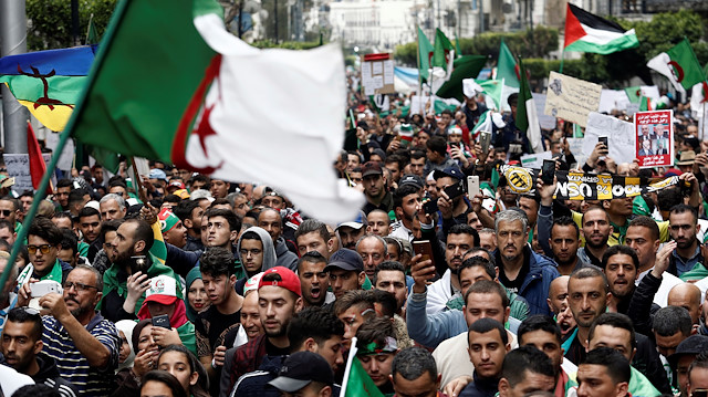 Cezayir'de 20 yıldır yönetimde olan Buteflika, yaklaşık 1,5 aydır süren protestolar ve ordunun "uyarıları" sonucu 2 Nisan'da istifa etmişti.