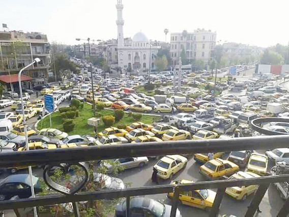 On binlerce aracın sokaklarda beklediği başkent Şam.