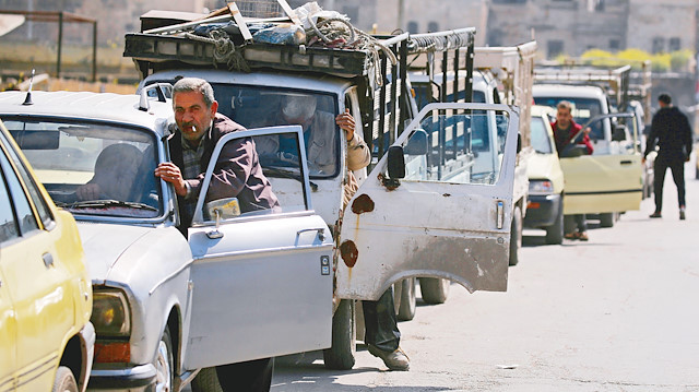 Benzin kıtlığı yaşanan Suriye'de araçlar yolda kaldı.