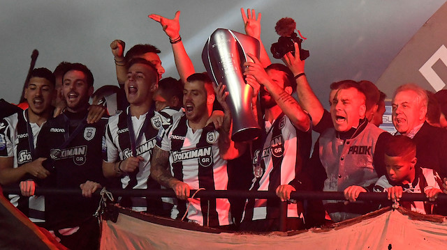PAOK'lu futbolcular şampiyonluk kupasını kaldırdı.