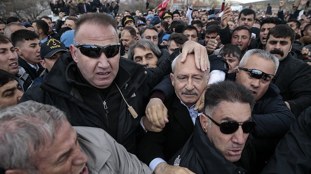 هذه قصة اعتداء مواطنين أتراك على زعيم المعارضة خلال جنازة شهيد