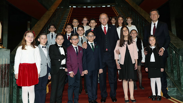 Cumhurbaşkanı Erdoğan çocuklarla. 
