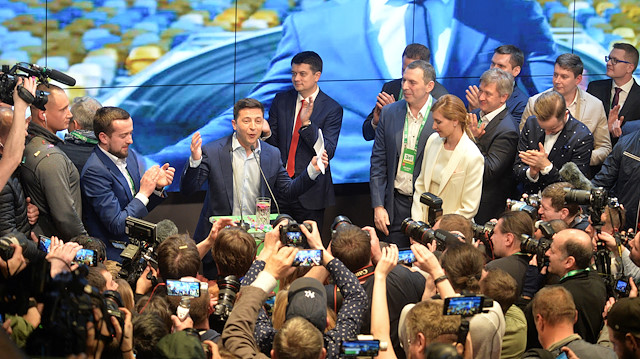 Komedyen Vladimir Zelenskiy devlet başkanlığı yarışında zafere ulaştı.