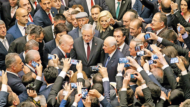 Erdoğan, Bahçeli ile ayak sohbet etti.