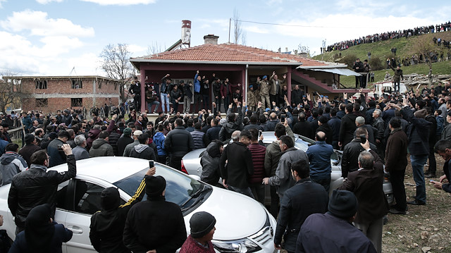 Kılıçdaroğlu'nun sığındığı evin önünde toplanan kalabalık.
