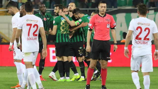Akhisarspor, Ümraniyespor'u eleyerek Türkiye Kupası'nda finale yükseldi.